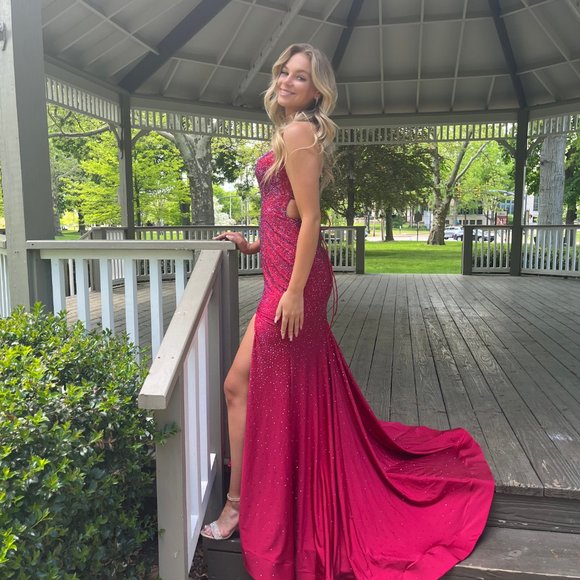 Stunning strapless red prom gown - Picture 3 of 4